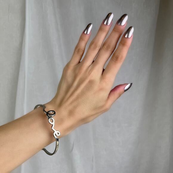 💕 NWOT Silver Tone LOVE Cursive Bangle Bracelet Size OS One Size - Picture 2 of 16